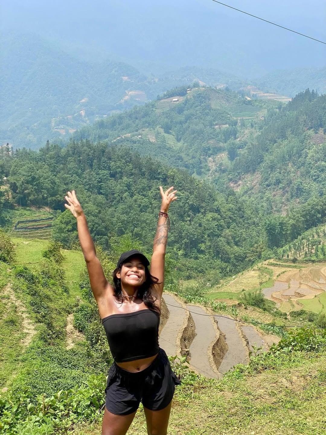 Juliana posa para foto na Indonésia com os braços para o alto. Imagem usada para matéria sobre morte da brasileira