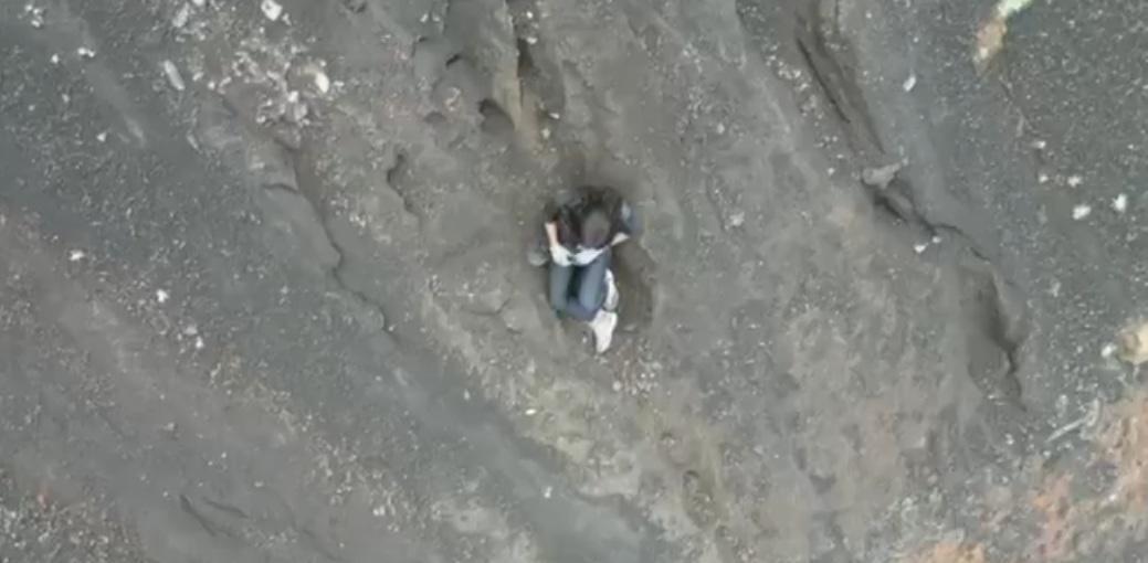 Vídeo feito via drone por turistas mostra jovem brasileira caída a 300 metros de trilha na Indonésia antes de morte ser confirmada