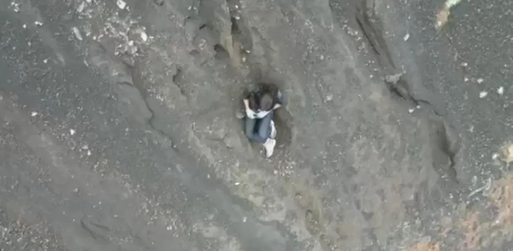 Vídeo feito por drone mostra jovem brasileira caída a 300 metros de trilha na Indonésia