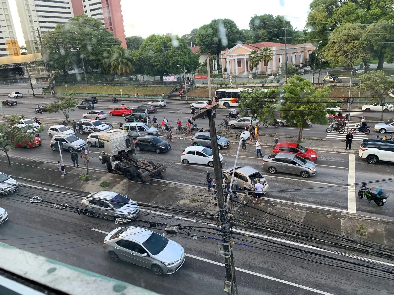 Trânsito está lento no sentido da Avenida Mister Hull para quem vai ao município de Caucaia