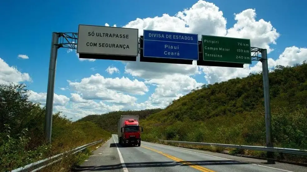 Placa da divisa entre Ceará e Piauí, atualmente contestada em litígio no STF