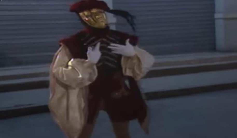 Mascarado vestido de príncipe em cena da novela A Viagem