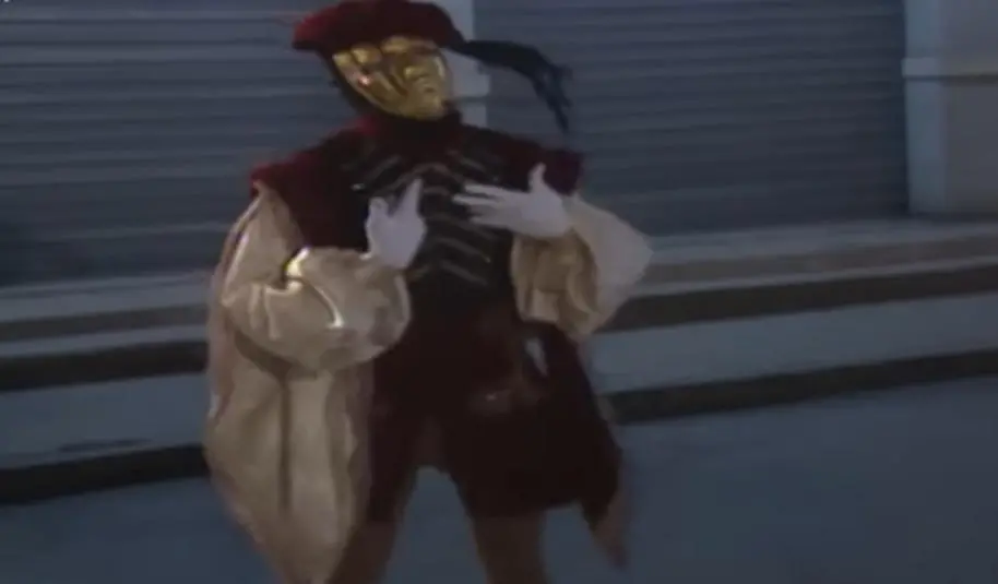 Mascarado vestido de príncipe em cena da novela A Viagem