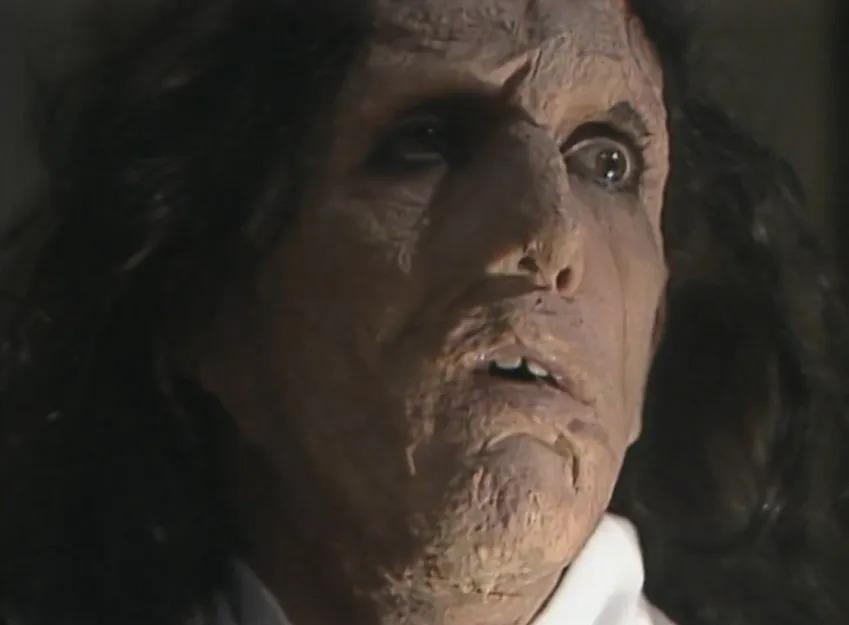Rosto do Mascarado repleto de cicatrizes na novela A Viagem