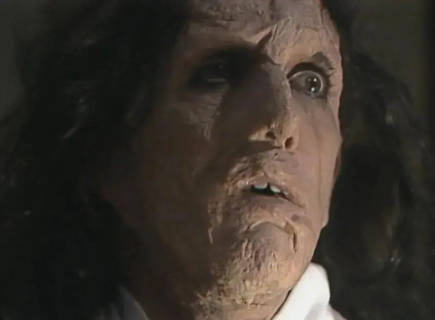 Rosto do Mascarado repleto de cicatrizes na novela A Viagem