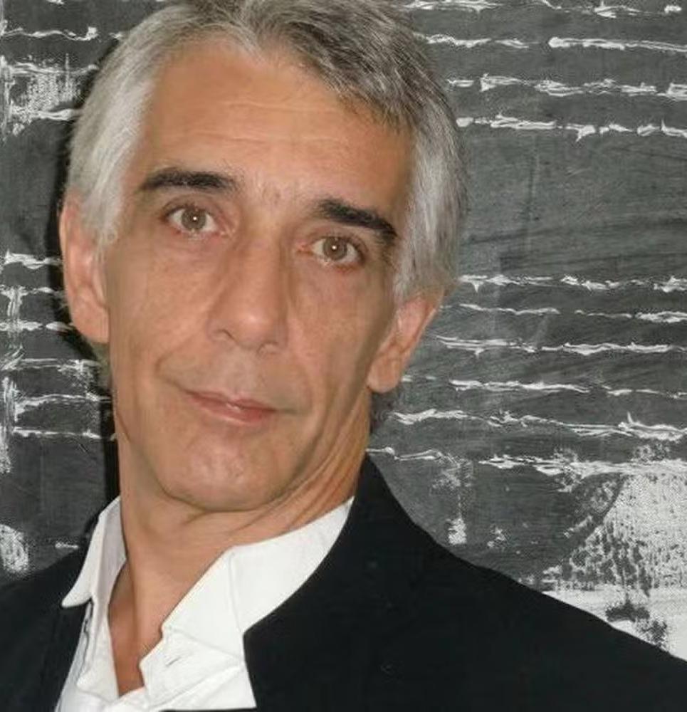 Breno Moroni é um homem branco, magro, de cabelos grisalhos e sobrancelhas escuras que interpretou o personagem Mascarado na novela A Viagem