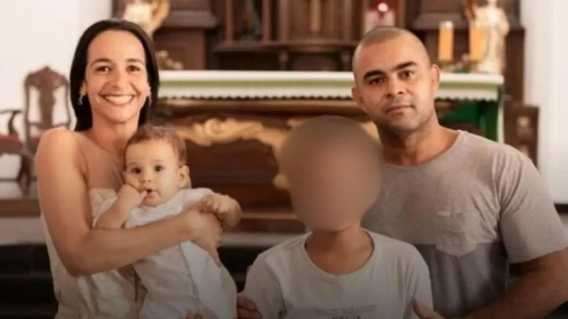 Adolescente em foto ao lado dos pais e irmão que ele matou