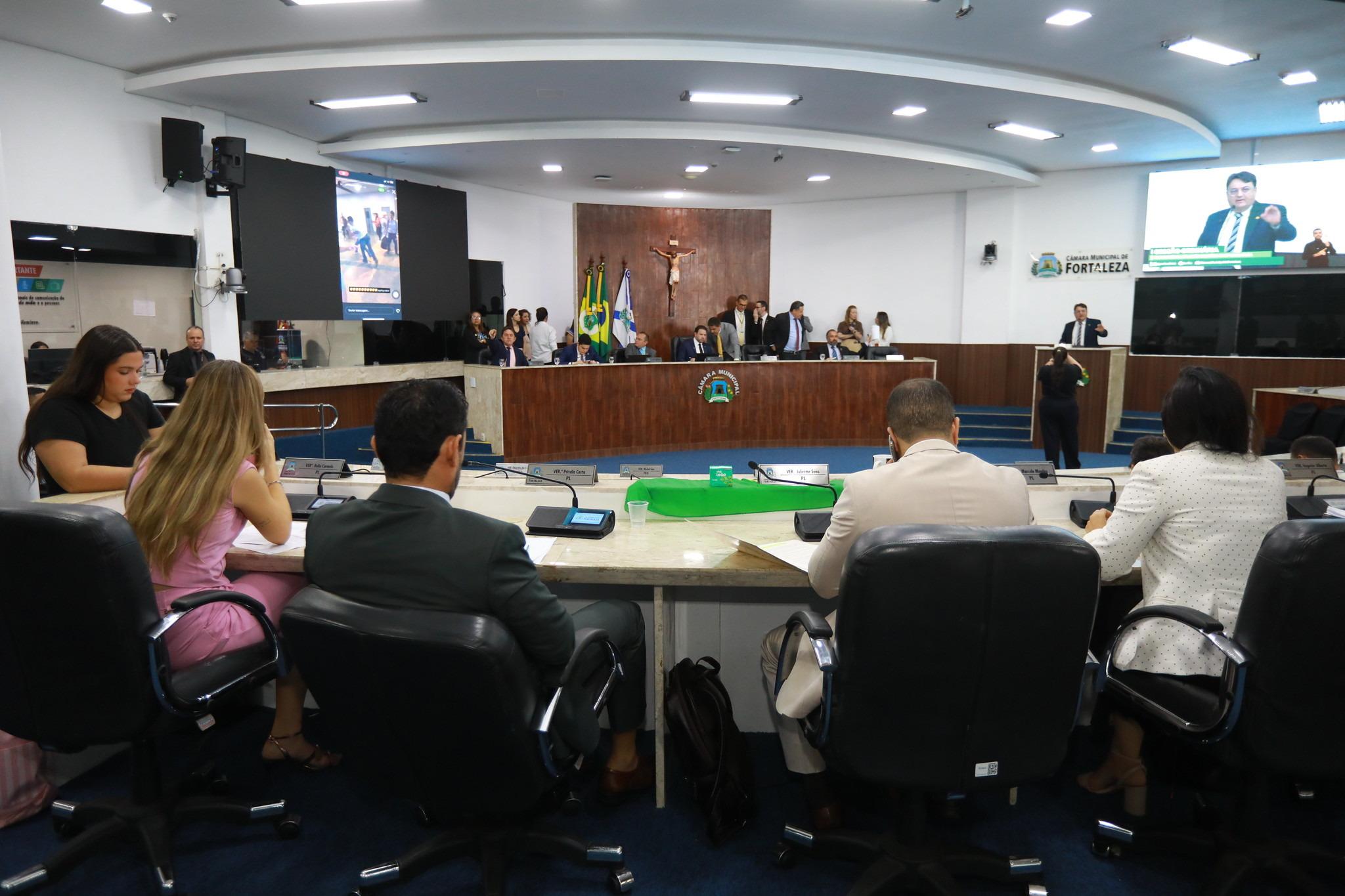 Foto da sessão de encerramento do primeiro semestre de 2025 na CMFor, nela aparecem vereadores e o plenário da Casa