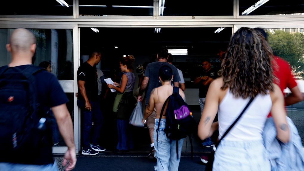 Concurseiros em fila para concurso