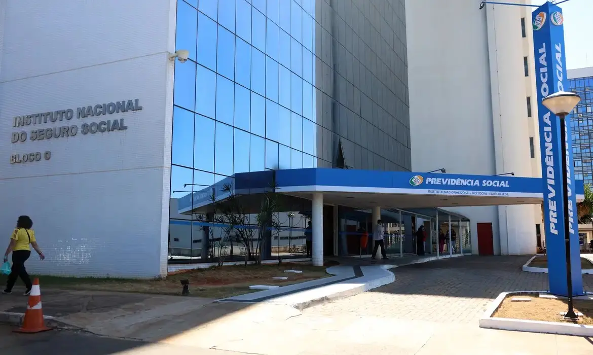 Foto que contém a sede do INSS