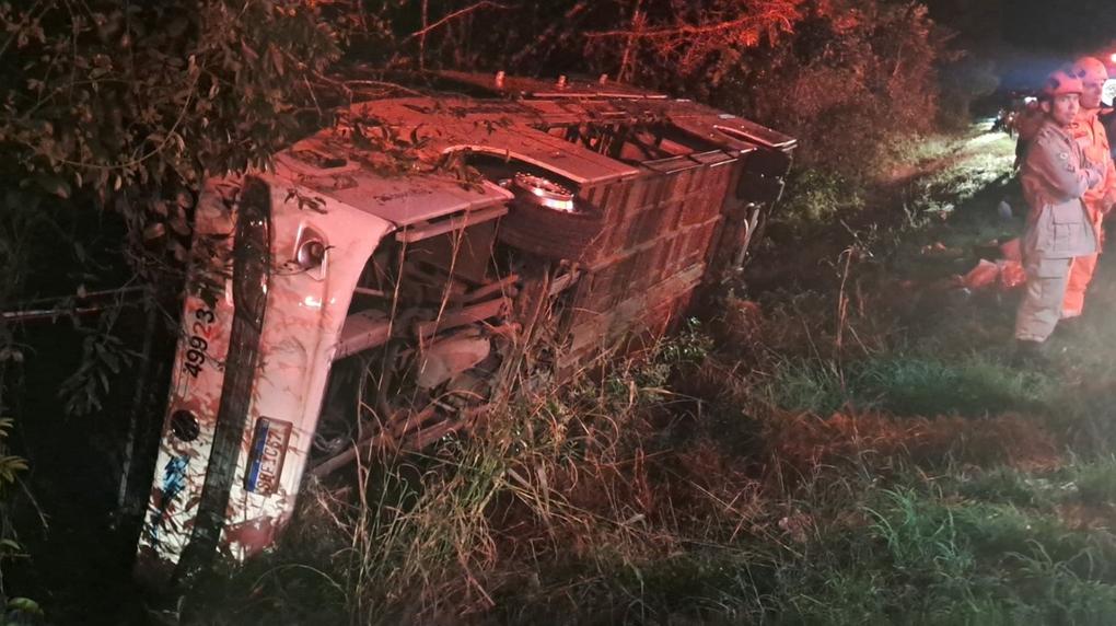 Ônibus capotado em rodovia cearense