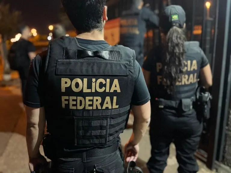 Agentes da Polícia Federal de costas. Imagem usada em matéria informando que prefeito de Palmas é preso suspeito de vazar informações sigilosas do STJ