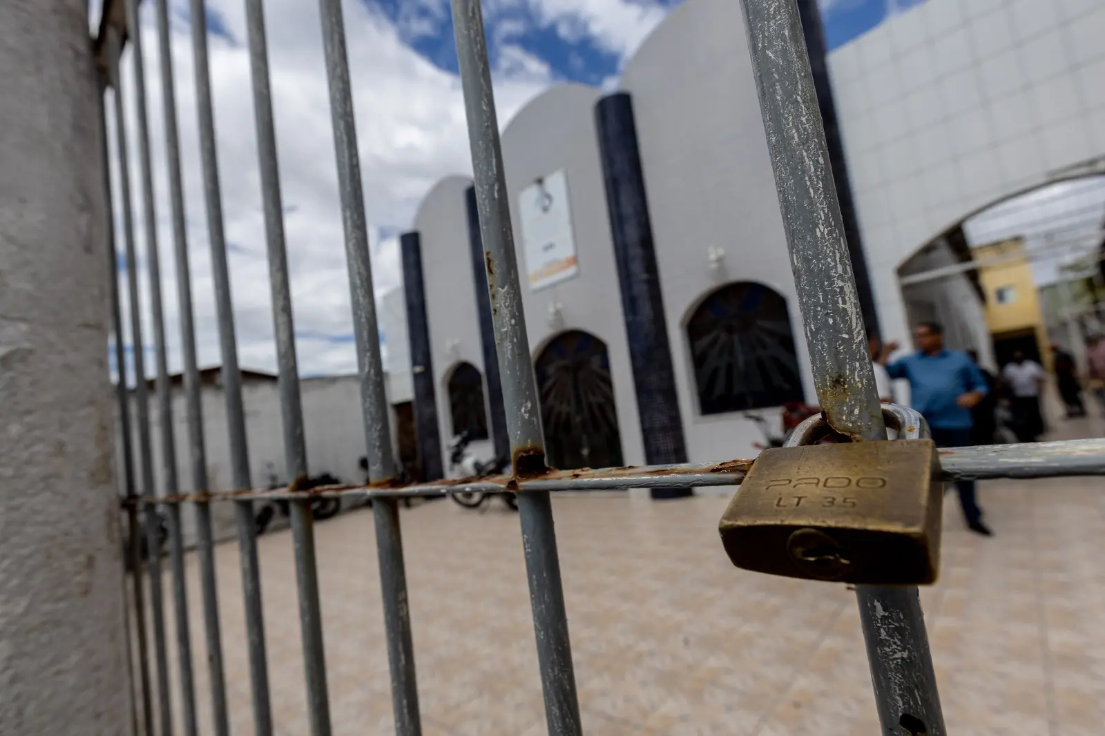 Foto de cadeado em portão de pátio de igreja evangélica em Caucaia