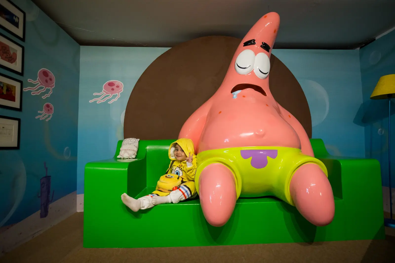 Bonecos gigantes têm feito sucesso entre crianças e adultos