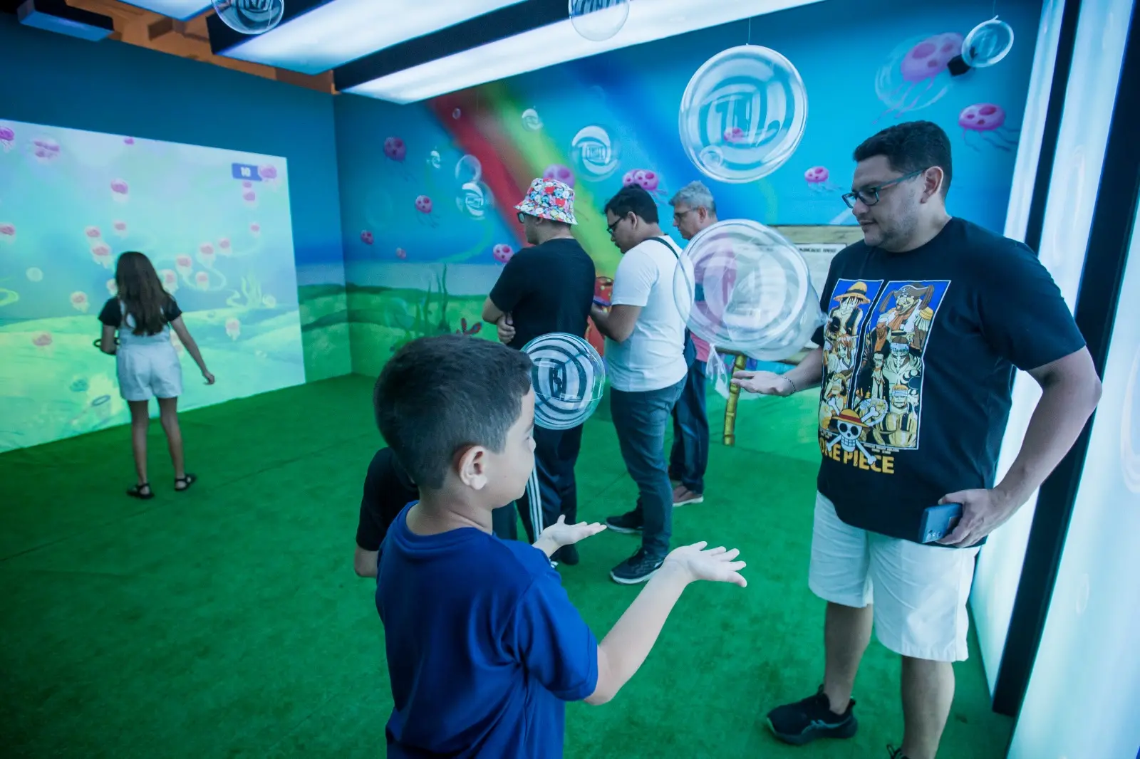 Campo de águas-vivas tem jogo e ambiente para fotos