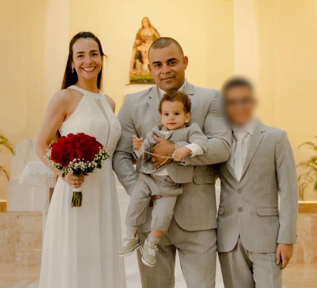 Foto da família em uma Igreja, no que parece ser um casamento
