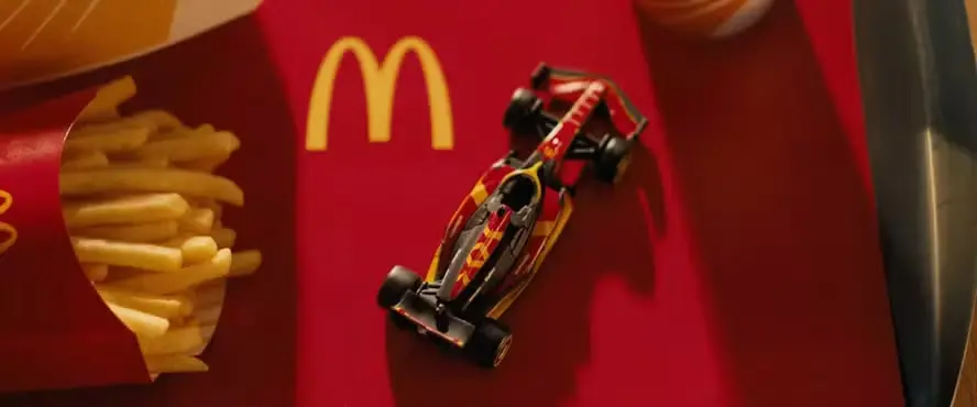 Imagem do carro de miniatura de fórmula 1 de nova campanha do McDonalds