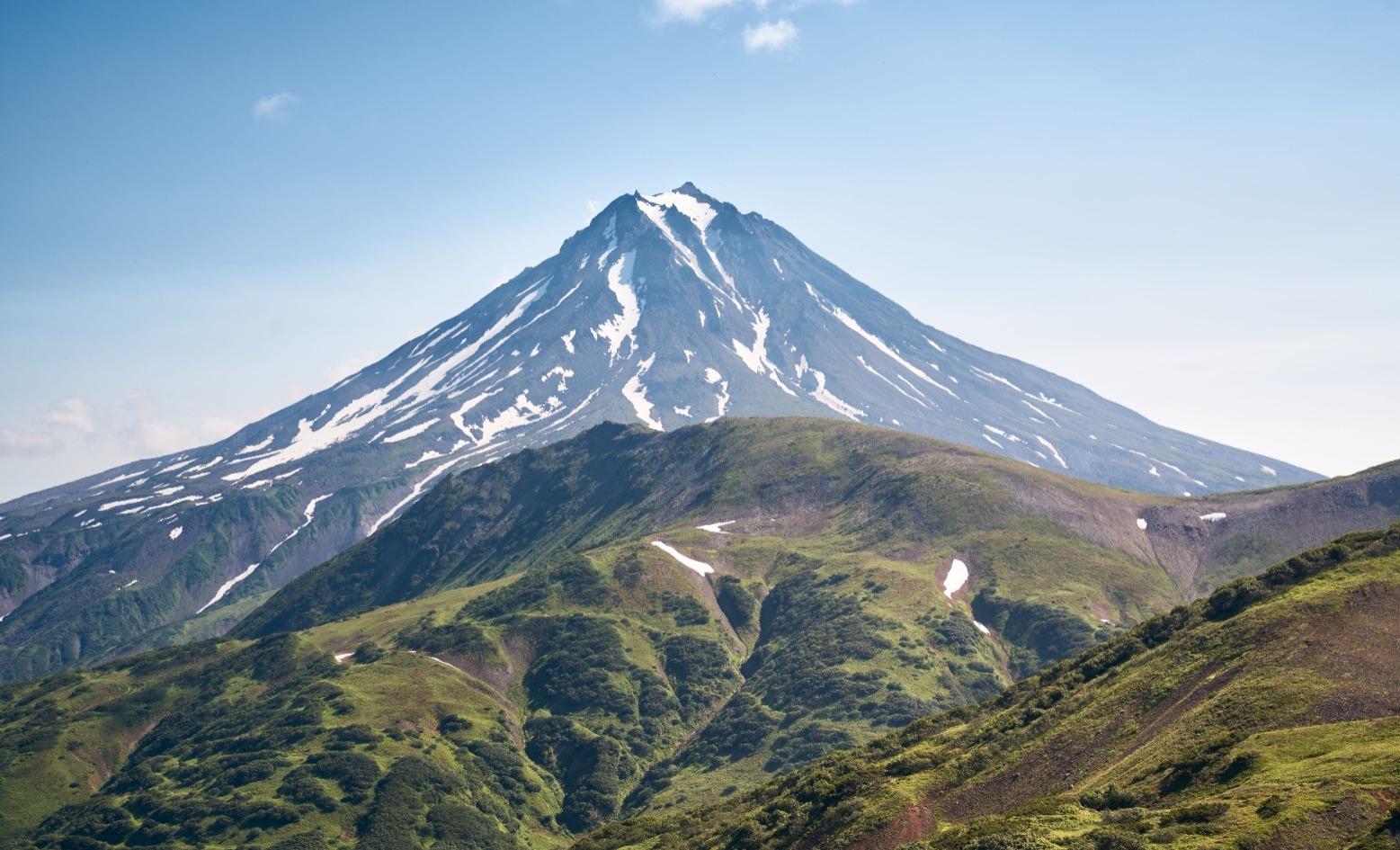 Duas montanhas ao longe