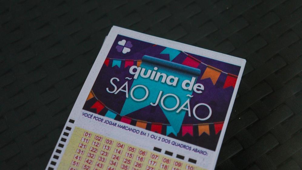 Imagem de uma cartela de bilhetes de quina de São João, com cores vibrantes e informações dos números sorteados, promovendo diversão e sorte na celebração de São João.