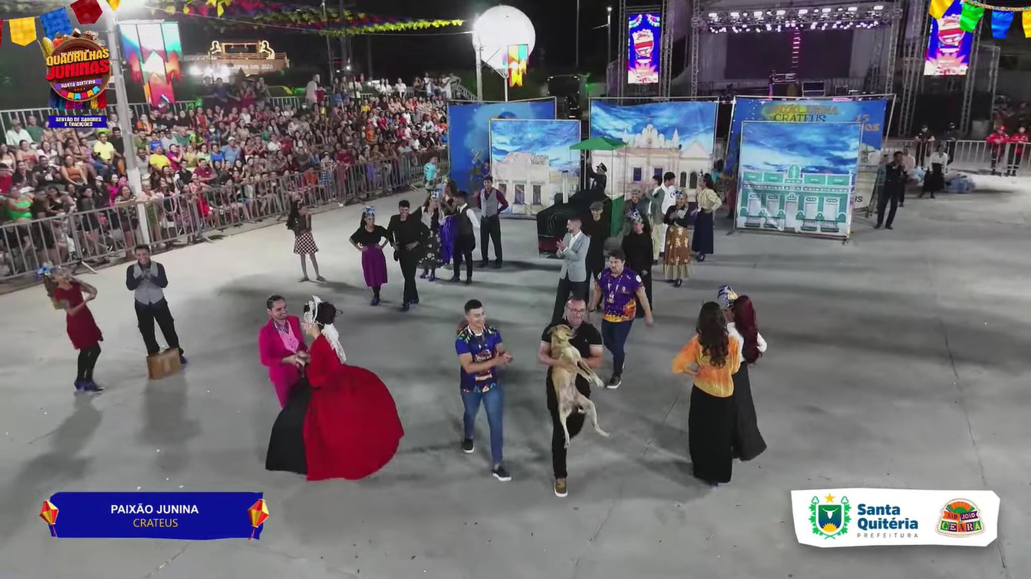 Cena da apresentação interrompida para retirar o cachorro