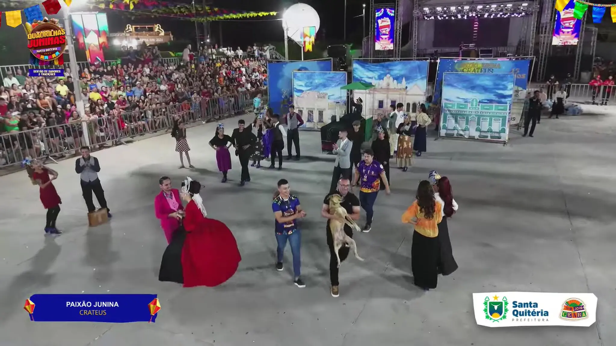 Cena da apresentação interrompida para retirar o cachorro