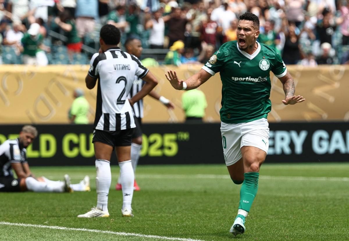 Foto de Paulinho, jogador do Palmeiras, comemora gol contra o Botafogo no Super Mundial de Clubes 2025