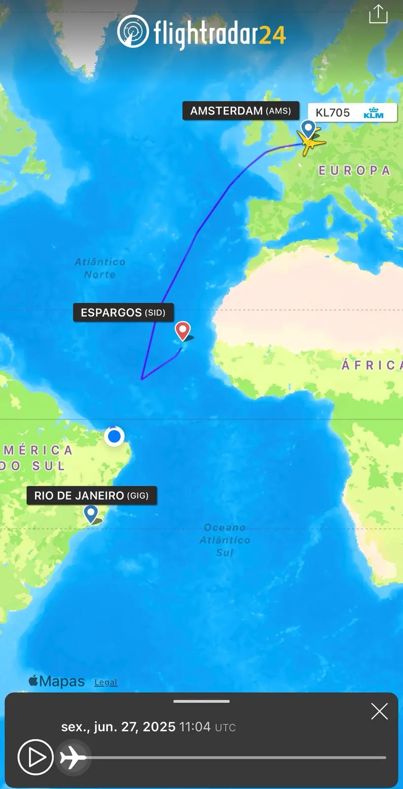 imagem mostra mapa de rota de voo de amsterdã ao rio de janeiro que pousou em fortaleza