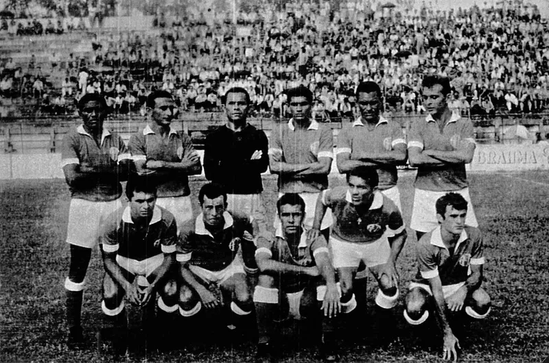 Vilanova faleceu aos 81 anos neste sábado (28). Na foto, ele é o último em pé da esquerda para direita. O ex-jogador e árbitro aparece ao lado dos companheiros de time do América, em 1966.