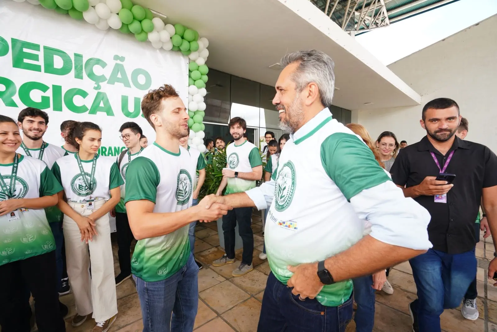 Imagem mostra o governador do Ceará, Elmano de Freitas, cumprimentando um dos médicos do projeto Expedição Cirúrgica da USP