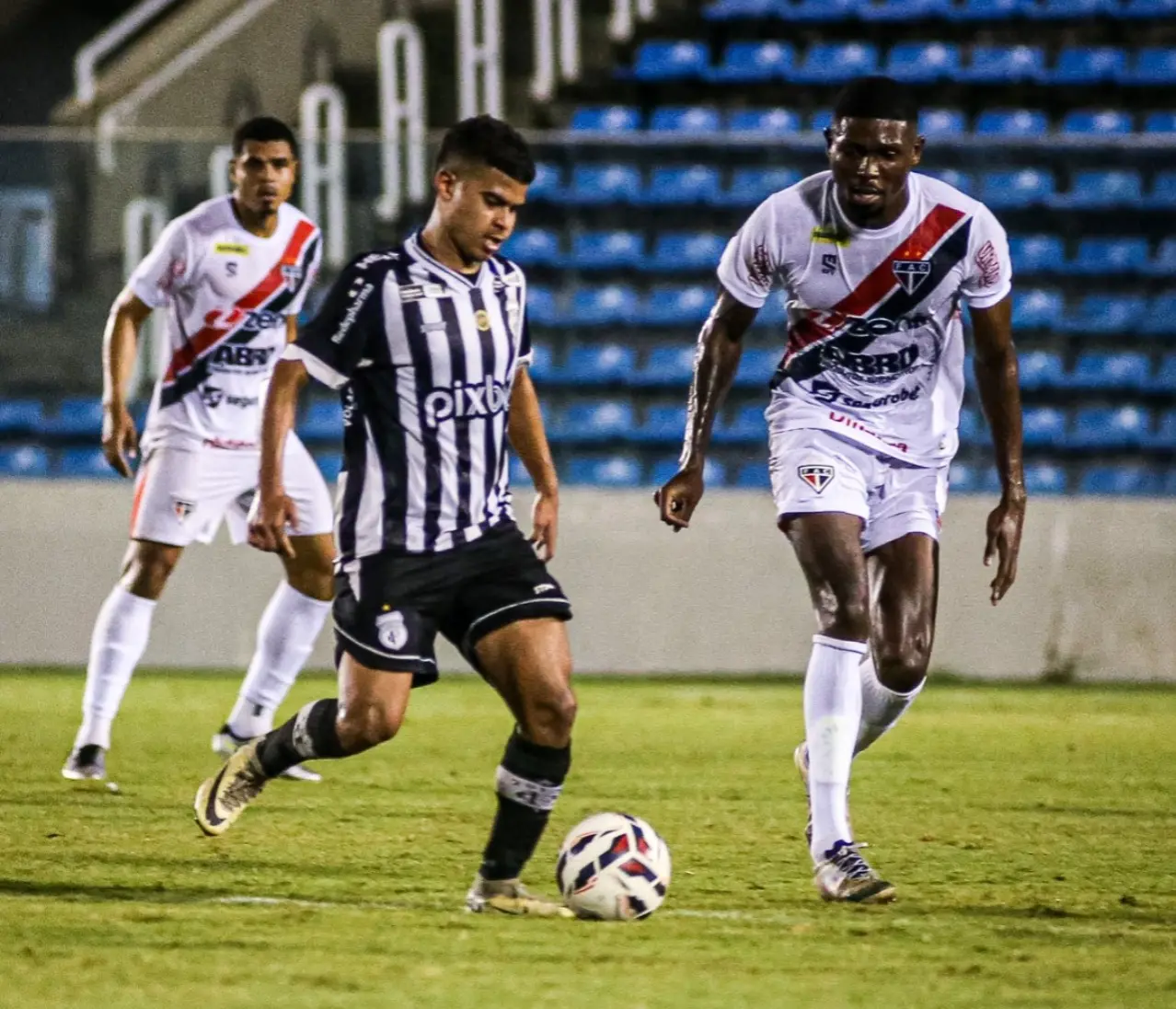 Foto de duelo entre Ferroviário x Treze no Estádio Presidente Vargas (PV) pela Série D