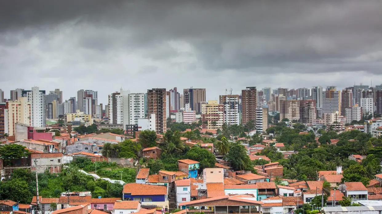 Imagem mostra Fortaleza e céu com nuvens pesadas de chuva