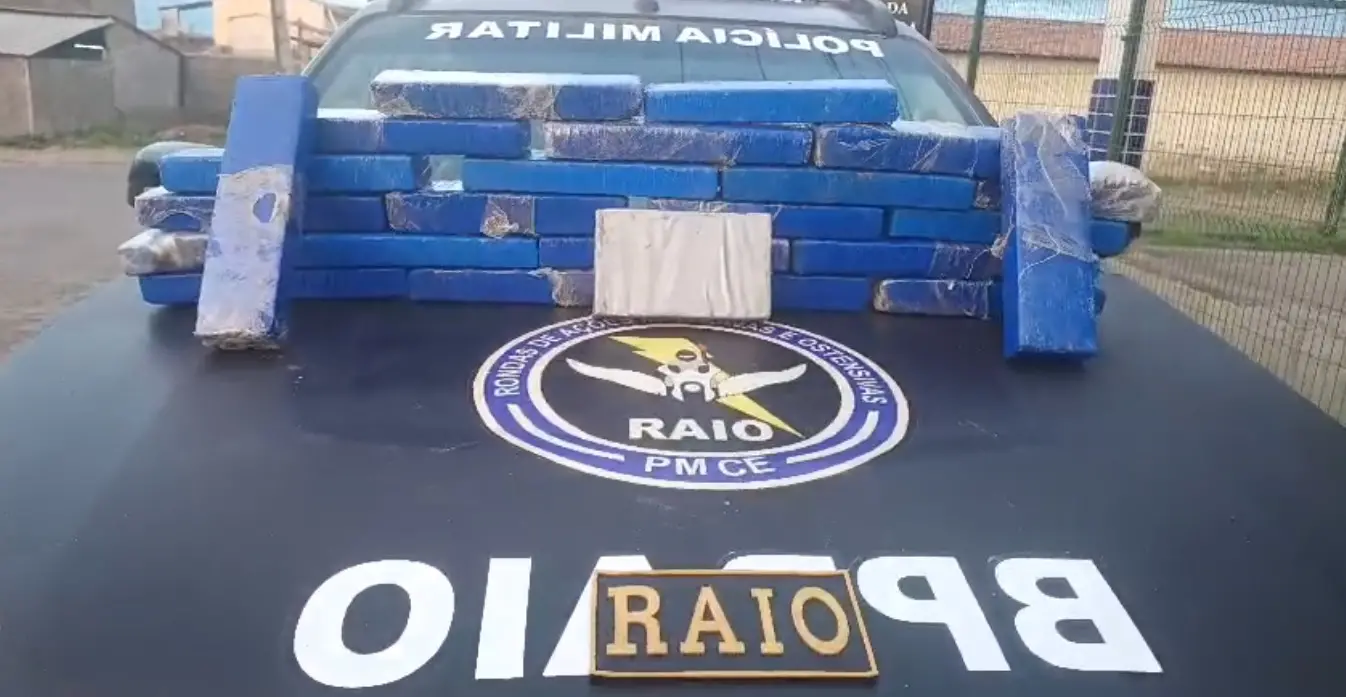 Imagem de apreensão de drogas realizada pelo Comando de Policiamento de Rondas de Ações Intensivas e Ostensivas (CPRaio), da Polícia Militar do Ceará. Tabletes de maconha e cocaína estão em cima de viatura policial
