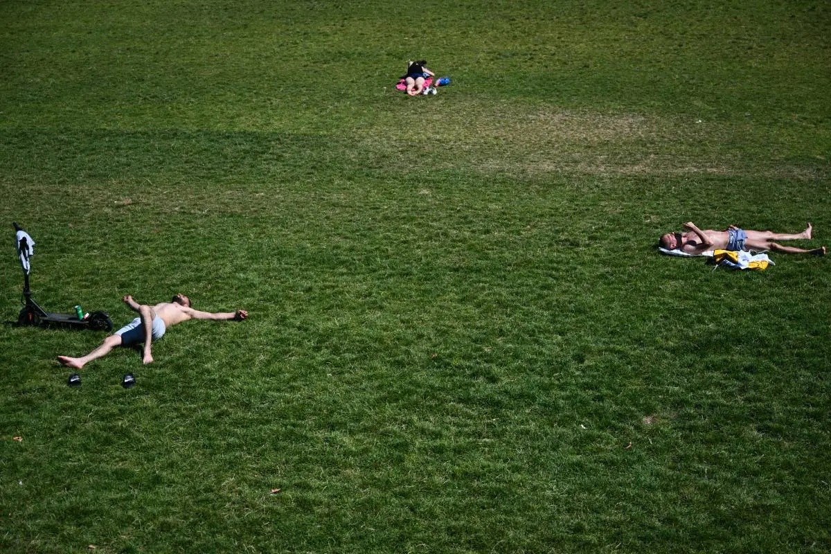 Moradores deitados em um gramado