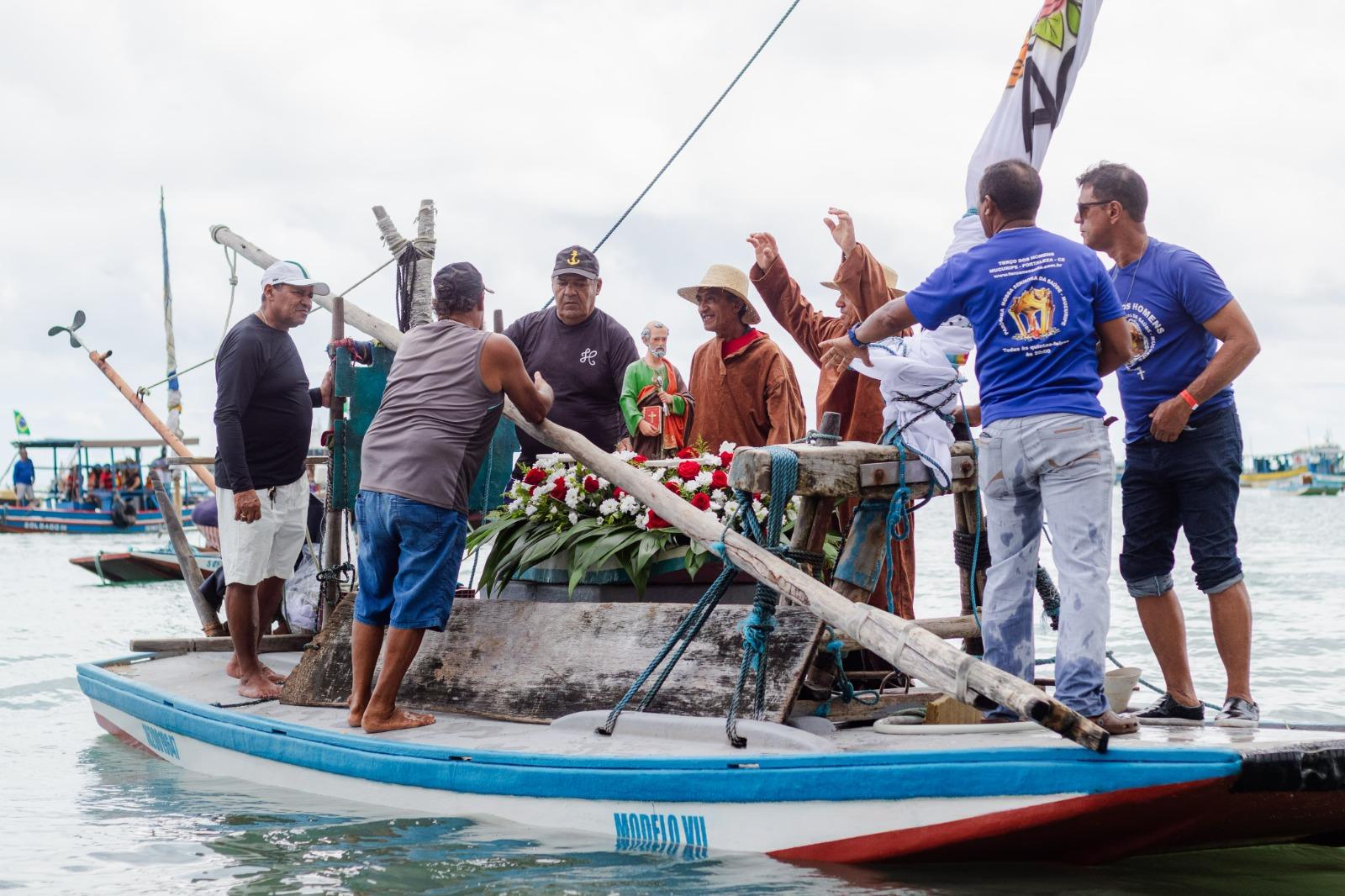 Jangadeiros levaram imagem do padroeiro para o mar