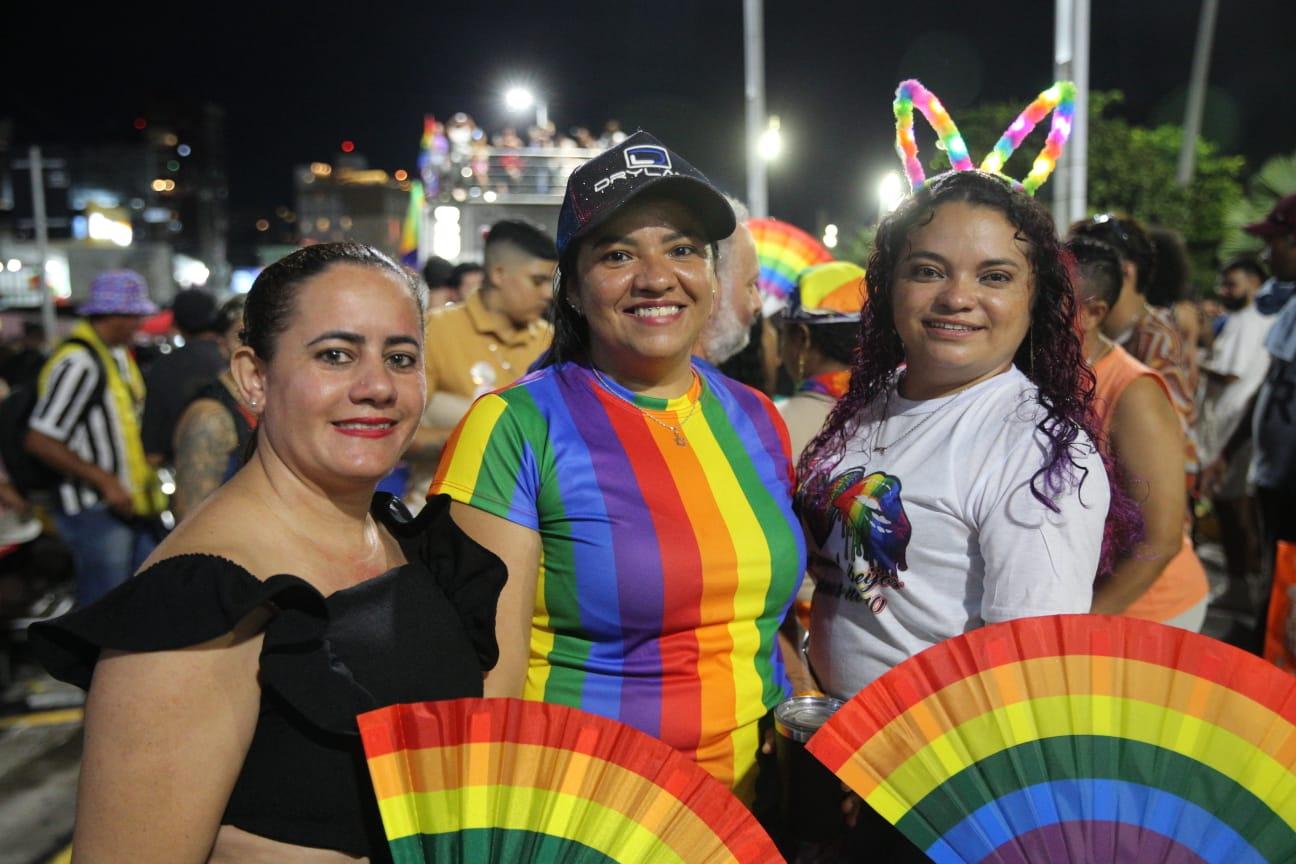 Daniela Viana (centro) foi à Parada com a esposa e uma amiga