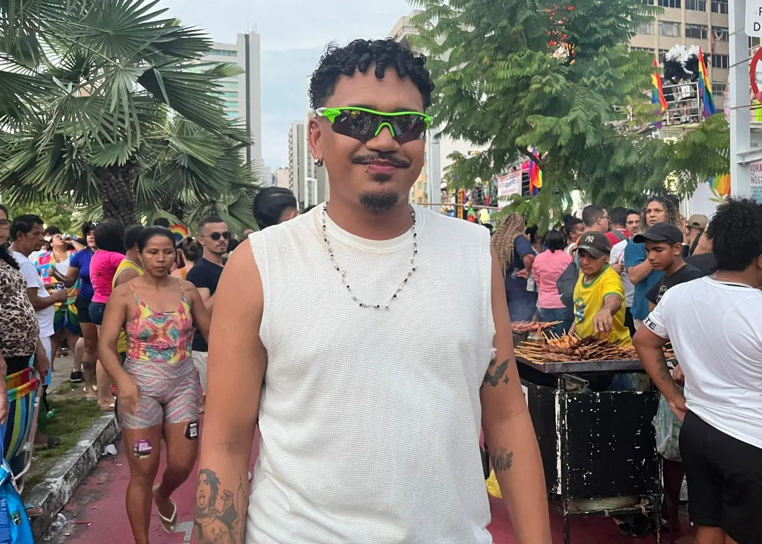 Victor Emanuel, 23, foi à Parada com amigos
