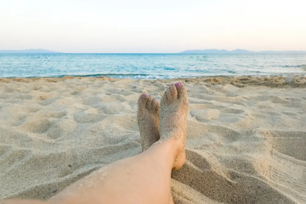 Pés descalços em areia de praia