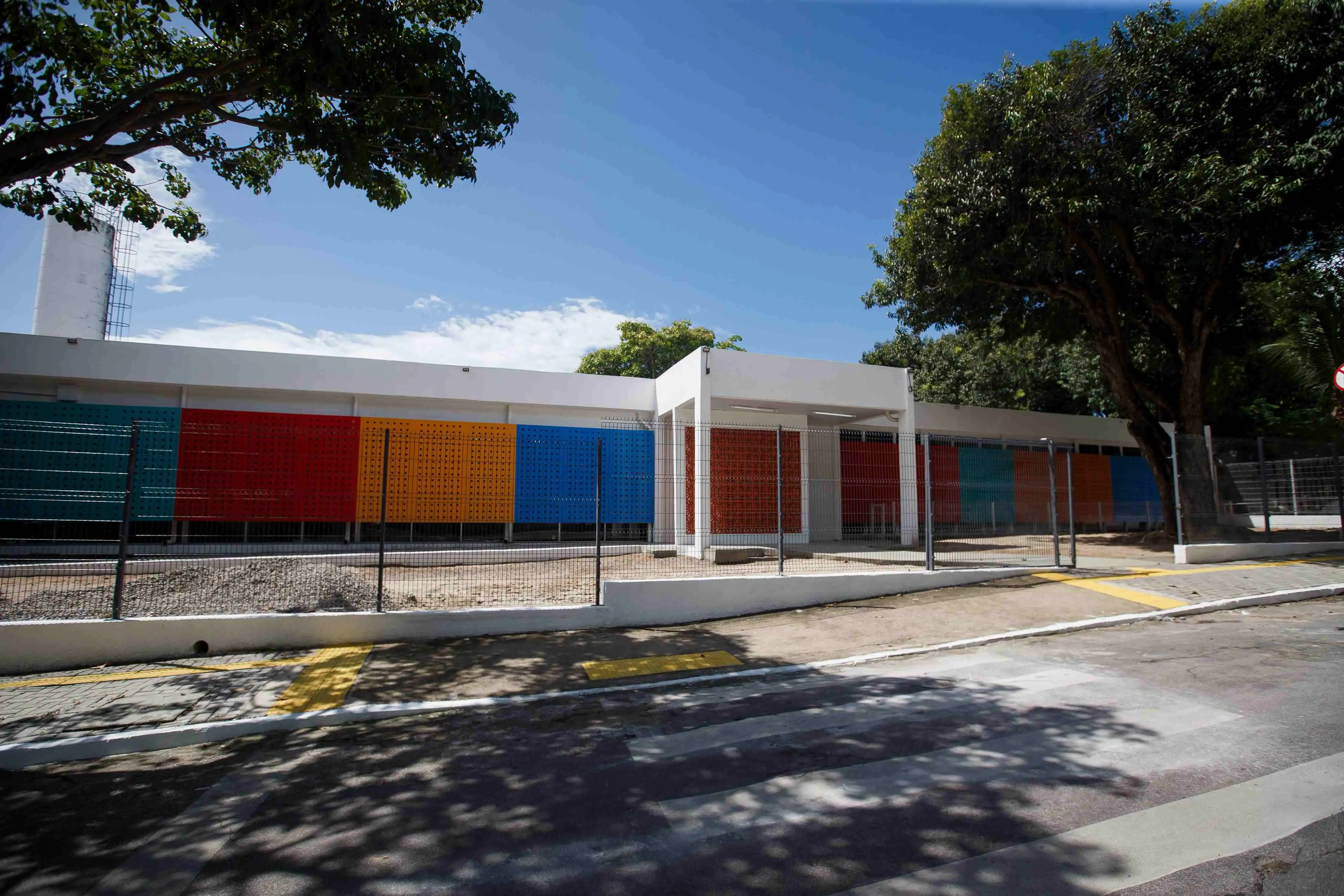 Imagem mostra fachada colorida do Centro de Diagnóstico Girassol, em Fortaleza, unidade voltada para atendimento e diagnóstico de pessoas com autismo, TDAH e outros transtornos.