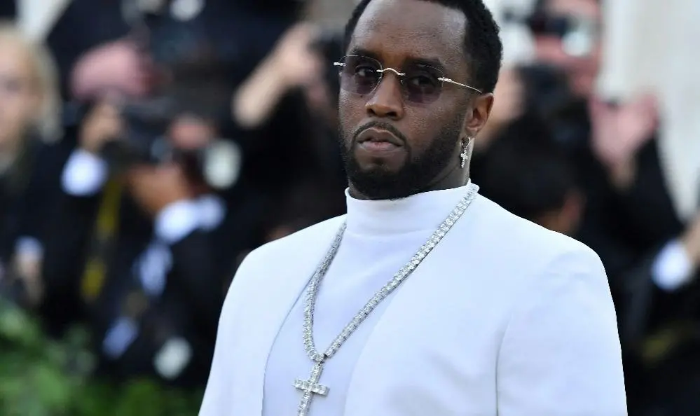 P. Diddy num tapete vermelho de uma premiação para matéria sobre julgamento que pode definir se rapper cumprirá prisão perpétua