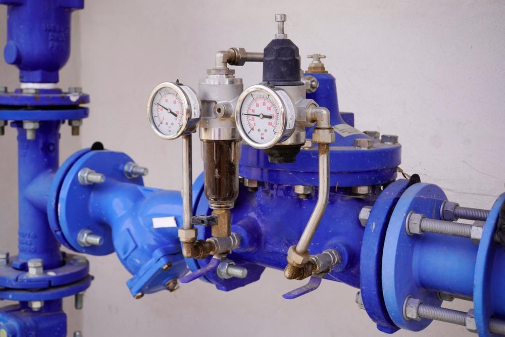 Rede de distribuição de água ao ar livre para matéria sobre falta de água e direito do consumidor