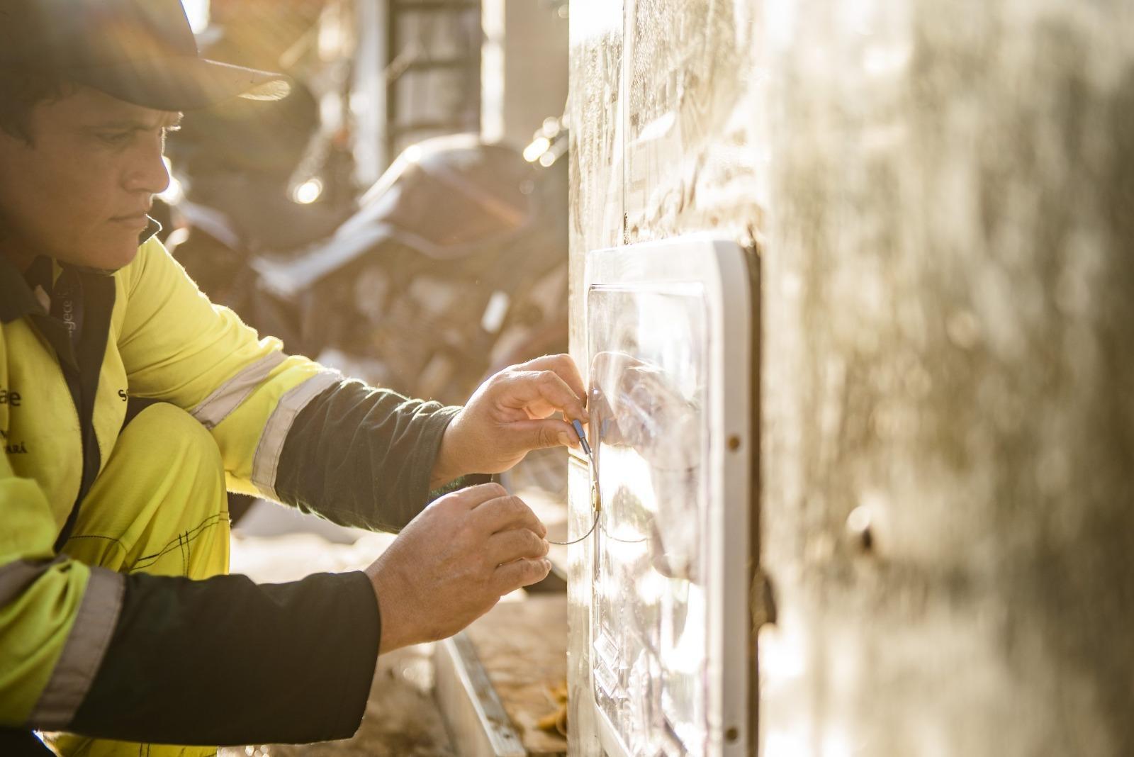 Técnico da Cagece observa hidrômetros. Imagem usada para matéria sobre falta de água e direito do consumidor