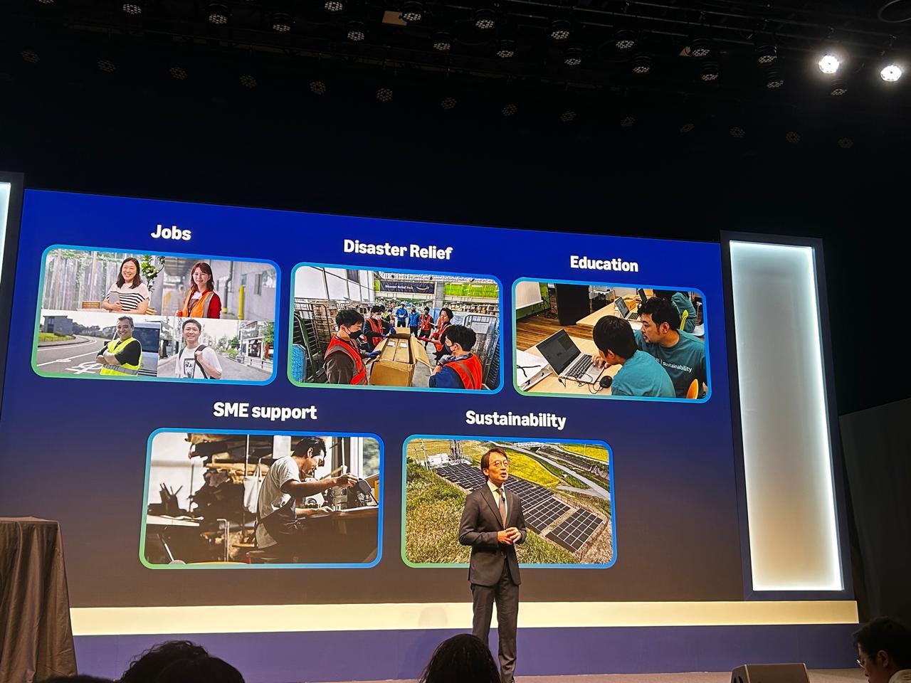 Imagem mostra Jasper Cheung, CEO da Amazon Japan, em apresentação no Delivering the Future