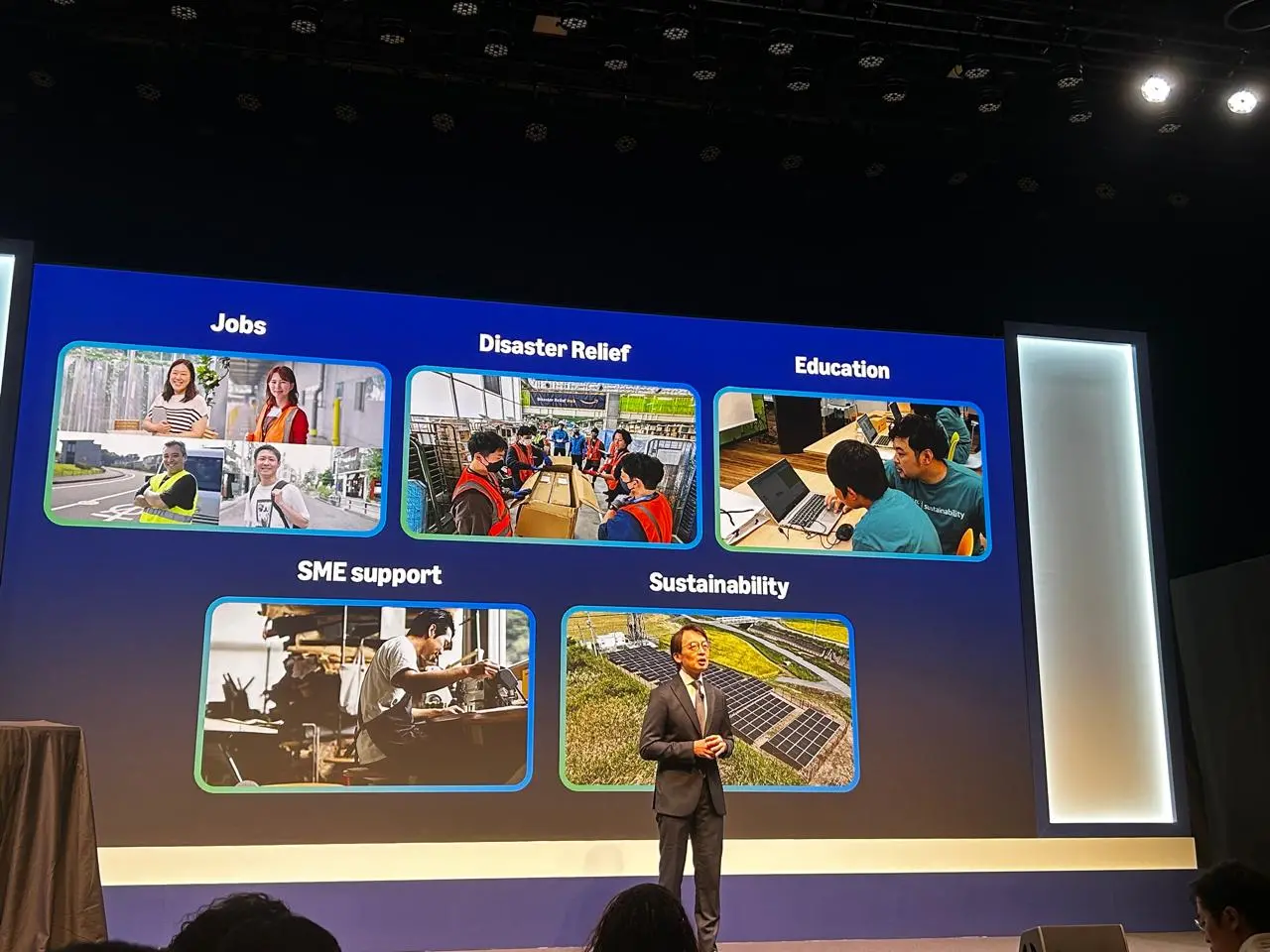 Imagem mostra Jasper Cheung, CEO da Amazon Japan, em apresentação no Delivering the Future