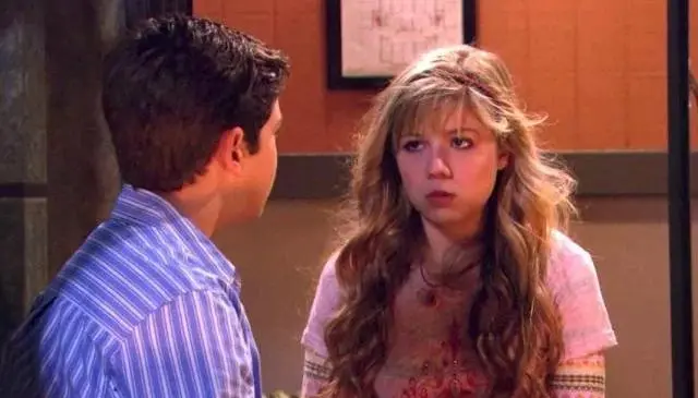 Imagem dos personagens Sam e Freddie, de iCarly. Imagem usada em matéria informando que Jennifer Aniston vai estrelar série baseada no livro polêmico da atriz Jennette McCurdy