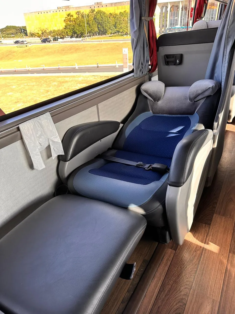 As poltronas reclinam 180º e contam com entradas USB