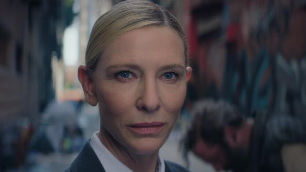 Cena da atriz Cate Blanchett em Round 6, com expressão séria, representando uma personagem de filme ou série.