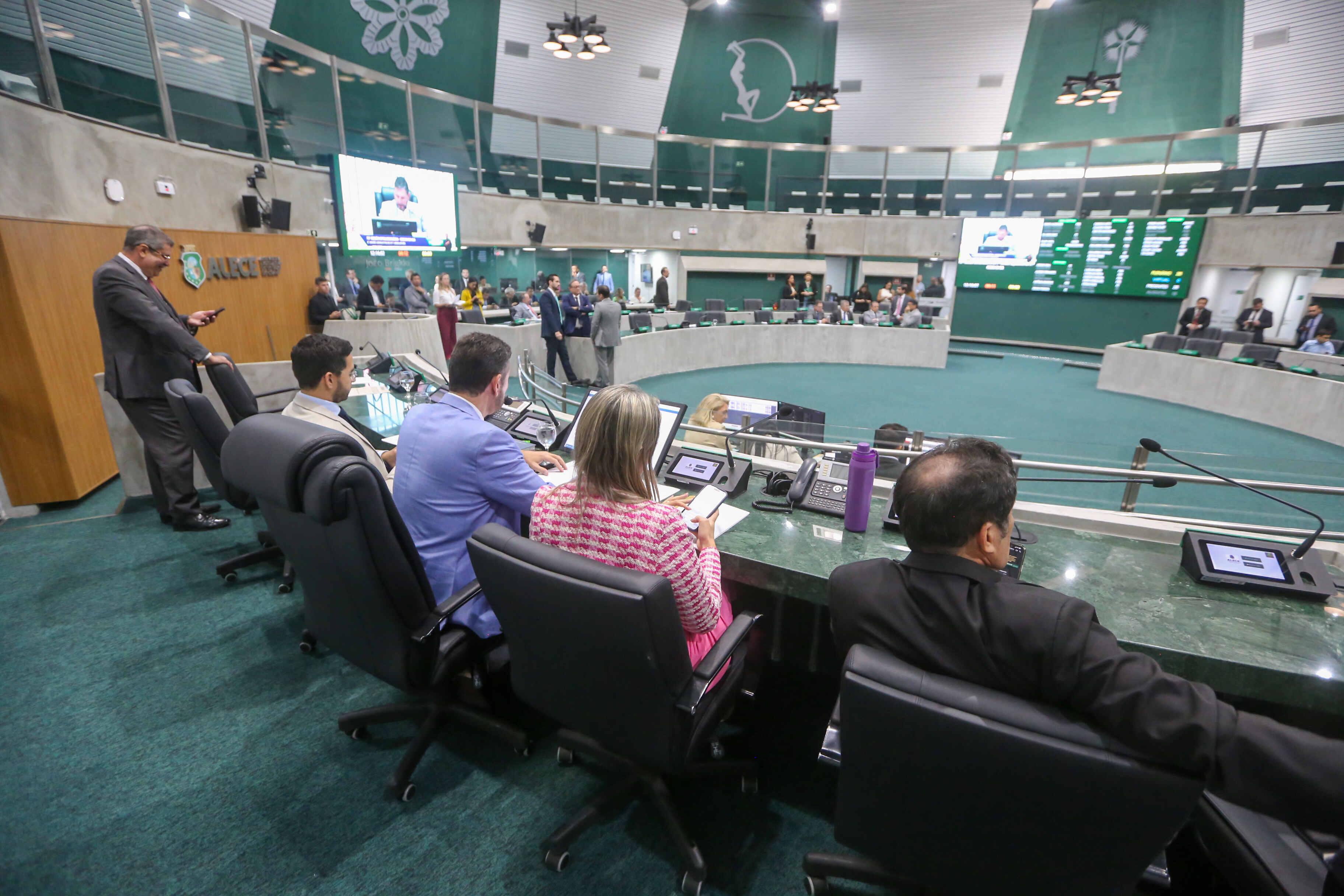 Foto do Plenário da Alece nesta terça-feira (1º), quando deputados aprovaram projeto de lei que modifica Lei Orgânica da Defensoria Pública