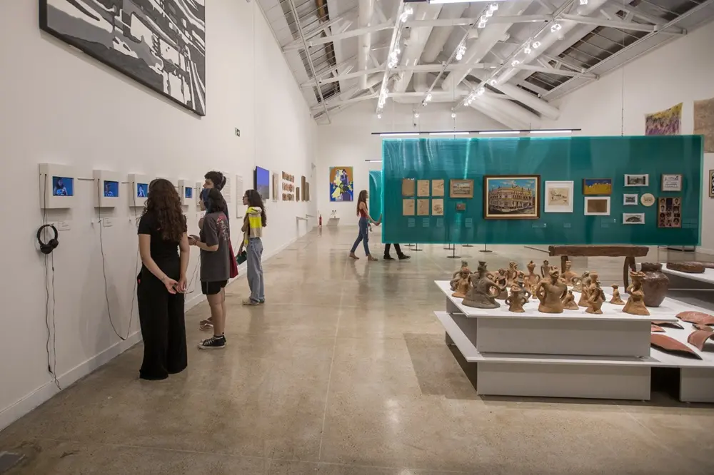 Na imagem, recorte de obras da exposição “Existências em paralelo: acervo em (des)construção”, em cartaz na Pinacoteca do Ceará