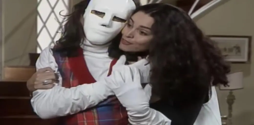 Carmem abraça Mascarado na novela a viagem