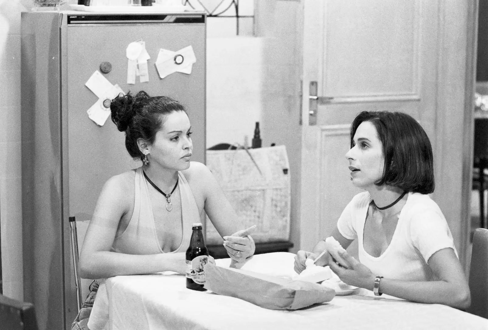 Carmem e Lisa da novela a viagem conversando na cozinha